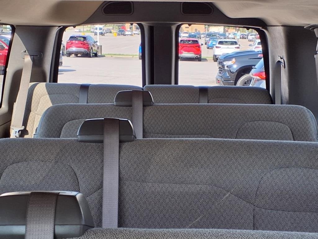 2025 Chevrolet Express Passenger 3500 1LS