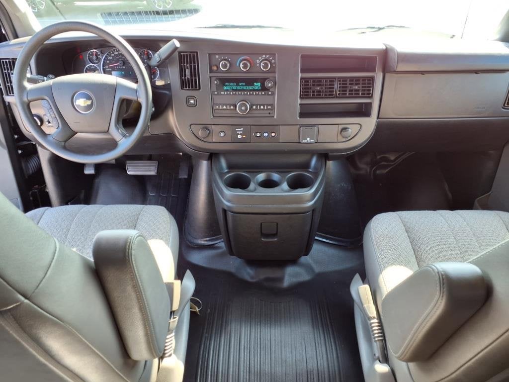 2025 Chevrolet Express Passenger 3500 1LS